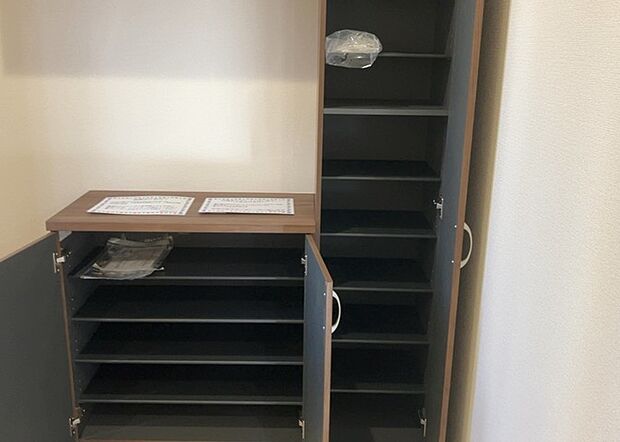 【玄関収納】玄関収納は、靴や傘、コートなどをスッキリと収納できるだけでなく、来客時に見せる顔となるため、家の顔とも言えます。収納量だけでなく、デザイン性も重視したいところです。ミラー付きの収納であれば、外出前の身だしなみチェックにも便利です。