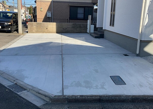 【駐車場】駐車場と明記されていても、最小スペースでつくられた駐車場だと大型車は駐車できなかったり、出入りしにくくなったりする可能性があります。お車のサイズと購入したい物件の駐車場のサイズを現地で確認しましょう。