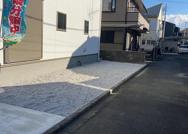 【庭】庭があることでガーデニングや家庭菜園はもちろん、こどもの遊び場やペットを放して遊ぶことができます。また、家の周囲に余裕があるということです。隣地との間があれば、十分な日当たりと、風通しが確保できます。