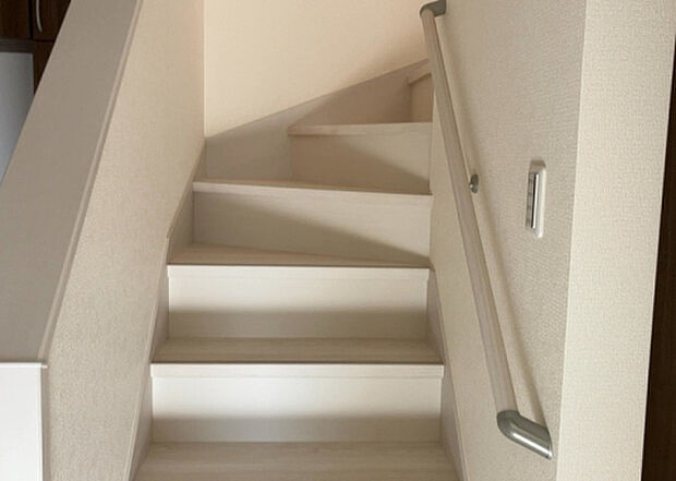 【内装】建物の上下階の通路である階段は、その位置によって動線や室内の印象が大きく左右されます。手摺にも重要な役割があり、転倒の防止・歩行や動作を円滑にして日常生活を支えることを主な目的として設置されています。