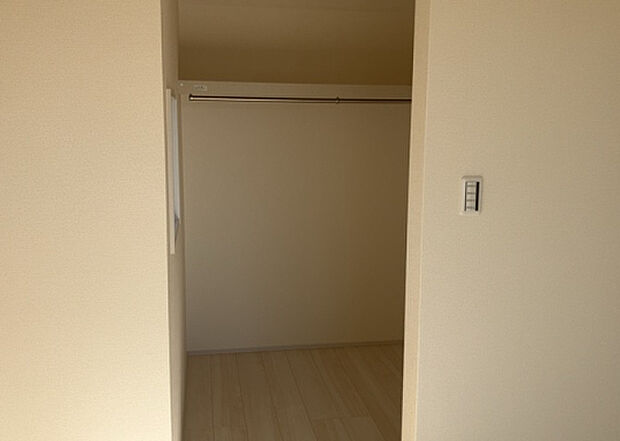 【ウォークインクローゼット】ウォークインクローゼットがあれば、クローゼット内でコーディネートが完成できますし、季節の変わり目に行う衣替えの手間も省けます。また、スーツケースなど大きいものもしまうことができ使い勝手がよいです。