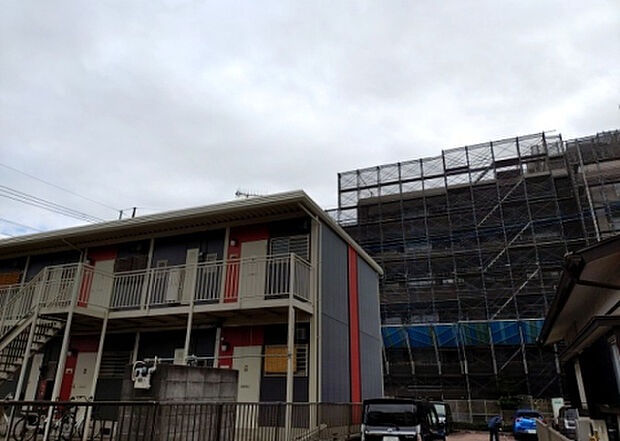 【物件からの展望_2】眺望を気にして物件を探す場合、前面に建物が建っていないか現地で確認しましょう!前面に建物があると景色はもちろん、日当たりや風通しにも影響が出てきます。住んだ時のことを想像しながら現地見学をしましょう。