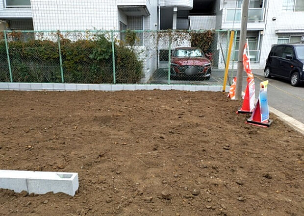 【玄関】玄関は家の顔でもあり、家族以外の目にも止まる場所です。玄関は外との間を仕切る扉、靴などをしまっておく収納スペース、靴脱ぎのたたきスペース、来客とのやり取りをするドアホンなど複数のアイテムからなります。