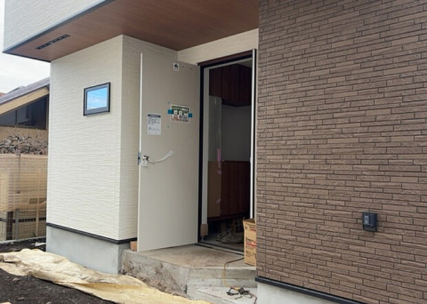 【玄関】玄関は家の顔でもあり、家族以外の目にも止まる場所です。玄関は外との間を仕切る扉、靴などをしまっておく収納スペース、靴脱ぎのたたきスペース、来客とのやり取りをするドアホンなど複数のアイテムからなります。