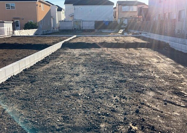 【外観_3】現地に行くなら、物件の周囲の地形がどうなっているかを見ることも大切です。周辺より低くなっている土地では、大雨などで水が集まりやすいため、地盤が弱くなっているということも考えられるため、注意が必要です。