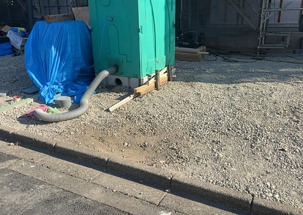 【庭_2】庭のある家に住むことのメリットとして、子どもたちの遊び場を確保できること、ガーデニングや家庭菜園を楽しめること、明るさを確保できることがあります。また、配置を工夫することでプライバシーが確保できます。