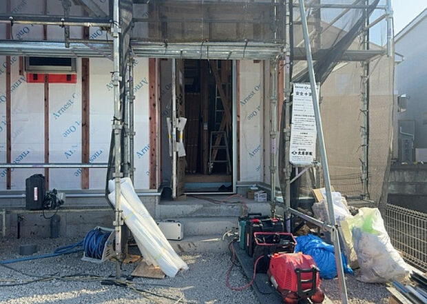 【玄関_2】玄関は、狭すぎると複数人で使いにくく、広すぎても無駄な空間になりがちです。最低2畳を目安にして、家の広さとの兼ね合いや家族の人数を考慮して決めるとよいでしょう。現地を見学して快適な玄関を選びましょう!