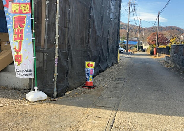 【庭_2】庭のある家に住むことのメリットとして、子どもたちの遊び場を確保できること、ガーデニングや家庭菜園を楽しめること、明るさを確保できることがあります。また、配置を工夫することでプライバシーが確保できます。