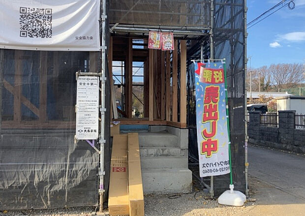 【玄関】玄関は家の顔でもあり、家族以外の目にも止まる場所です。玄関は外との間を仕切る扉、靴などをしまっておく収納スペース、靴脱ぎのたたきスペース、来客とのやり取りをするドアホンなど複数のアイテムからなります。