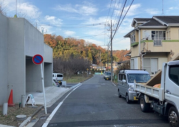 【物件からの展望_2】眺望を気にして物件を探す場合、前面に建物が建っていないか現地で確認しましょう!前面に建物があると景色はもちろん、日当たりや風通しにも影響が出てきます。住んだ時のことを想像しながら現地見学をしましょう。