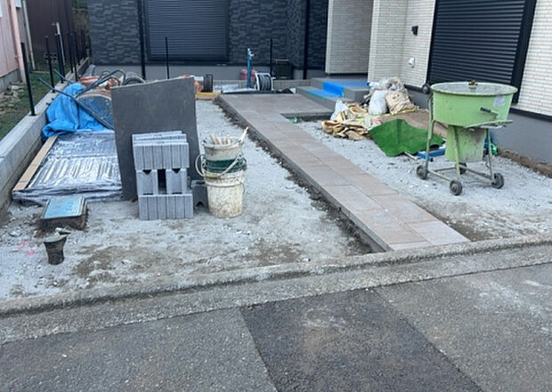 【駐車場】駐車場と明記されていても、最小スペースでつくられた駐車場だと大型車は駐車できなかったり、出入りしにくくなったりする可能性があります。お車のサイズと購入したい物件の駐車場のサイズを現地で確認しましょう。