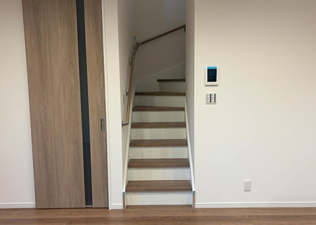 【内装】建物の上下階の通路である階段は、その位置によって動線や室内の印象が大きく左右されます。手摺にも重要な役割があり、転倒の防止・歩行や動作を円滑にして日常生活を支えることを主な目的として設置されています。