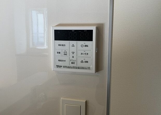 【給湯器リモコン】給湯器リモコンは、お風呂の温度設定やタイマー設定など、お風呂を快適に楽しむために欠かせないものです。液晶画面が大きく見やすいもの、操作ボタンが分かりやすいものなど、使いやすさが重要です。また、エコ機能が付いているものなら、光熱費の節約にもつながります。