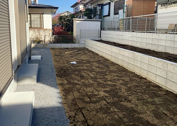 【庭】庭があることでガーデニングや家庭菜園はもちろん、こどもの遊び場やペットを放して遊ぶことができます。また、家の周囲に余裕があるということです。隣地との間があれば、十分な日当たりと、風通しが確保できます。