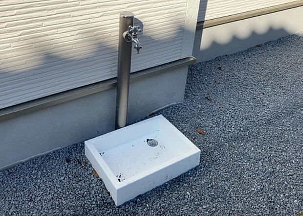 【その他設備】敷地内には、散水栓や立水栓があります。水道水を直接利用できるため、水を運ぶ手間を省くことが出来ます。大量の水を必要とする洗車作業や清掃などに役立ちます。その他設備とあわせて、現地でご確認ください。