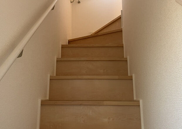 【内装】建物の上下階の通路である階段は、その位置によって動線や室内の印象が大きく左右されます。手摺にも重要な役割があり、転倒の防止・歩行や動作を円滑にして日常生活を支えることを主な目的として設置されています。