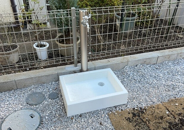 【その他設備】敷地内には、散水栓や立水栓があります。水道水を直接利用できるため、水を運ぶ手間を省くことが出来ます。大量の水を必要とする洗車作業や清掃などに役立ちます。その他設備とあわせて、現地でご確認ください。