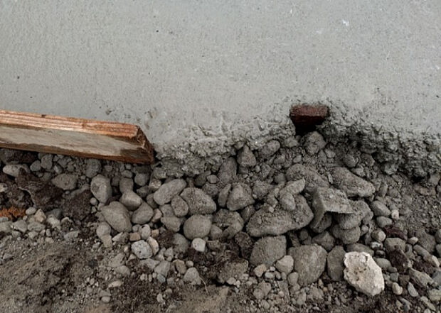 【構造・工法・仕様_2】ベタ基礎とは、柱の位置に関係なく全体に基礎がある事を指し、面積が大きい分建物の重さを全体に分散できます。また、地面からの湿気や害虫を遮断でき、木造住宅で心配されるシロアリ被害を防ぐ効果も期待できます。