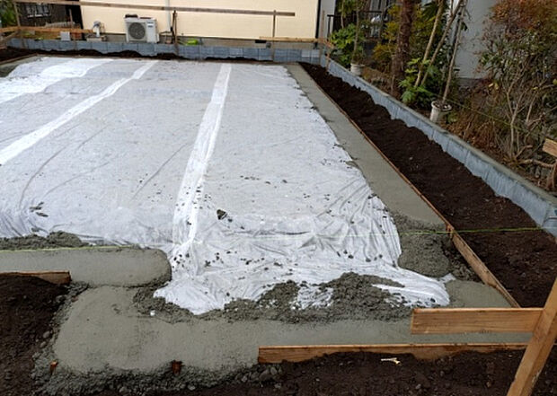 【玄関_2】玄関は、狭すぎると複数人で使いにくく、広すぎても無駄な空間になりがちです。最低2畳を目安にして、家の広さとの兼ね合いや家族の人数を考慮して決めるとよいでしょう。現地を見学して快適な玄関を選びましょう！