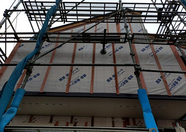 【外観_3】現地に行くなら、物件の周囲の地形がどうなっているかを見ることも大切です。周辺より低くなっている土地では、大雨などで水が集まりやすいため、地盤が弱くなっているということも考えられるため、注意が必要です。