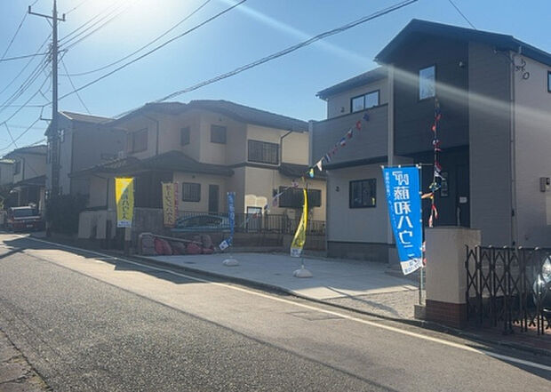 【前面道路含む現地写真_2】お持ちの車種によっては前面道路が広い方が便利でしょう。しかし、前面道路が広ければその分交通量が多くなるため、騒音などが気になる場合があります。実際に現地を見学し、周辺交通量や騒音などを確認しましょう！