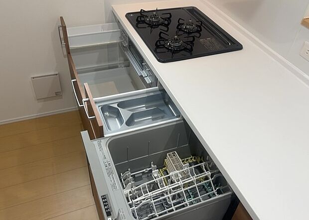 【キッチン床下収納】キッチン床下収納は、調理器具や食器などをスッキリと収納できる便利なスペースです。収納量が多いもの、引き出しがスムーズに開閉するものなど、使い勝手の良いものを選ぶことが大切です。また、湿気がこもりやすい場所なので、通気性の良いものを選ぶこともおすすめです。