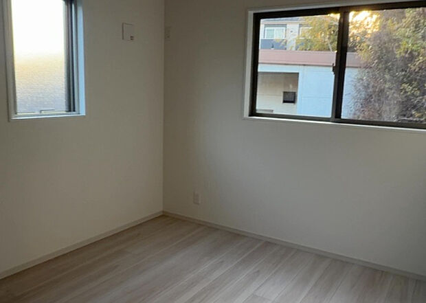 【洋室】洋室のメリットは重い家具が置きやすく、身の回りが整理しやすいことです。 床がフローリングのため畳とは異なり凹みにくいです。 クローゼットなど収納が豊富で、普段使わない旅行カバンや服の整頓も簡単にです。