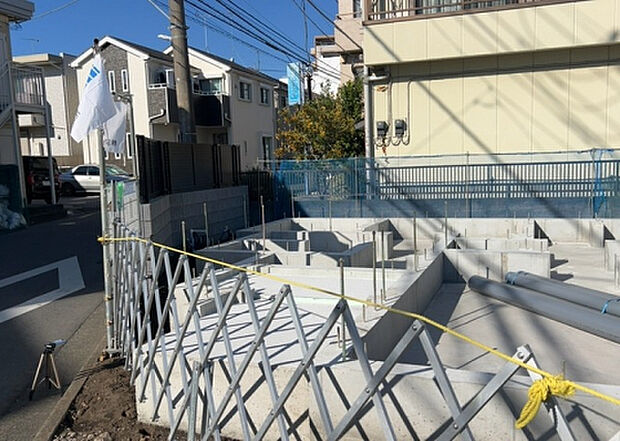 【玄関】玄関は家の顔でもあり、家族以外の目にも止まる場所です。玄関は外との間を仕切る扉、靴などをしまっておく収納スペース、靴脱ぎのたたきスペース、来客とのやり取りをするドアホンなど複数のアイテムからなります。