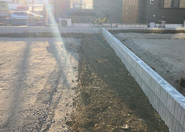 【構造・工法・仕様_2】ベタ基礎とは、柱の位置に関係なく全体に基礎がある事を指し、面積が大きい分建物の重さを全体に分散できます。また、地面からの湿気や害虫を遮断でき、木造住宅で心配されるシロアリ被害を防ぐ効果も期待できます。