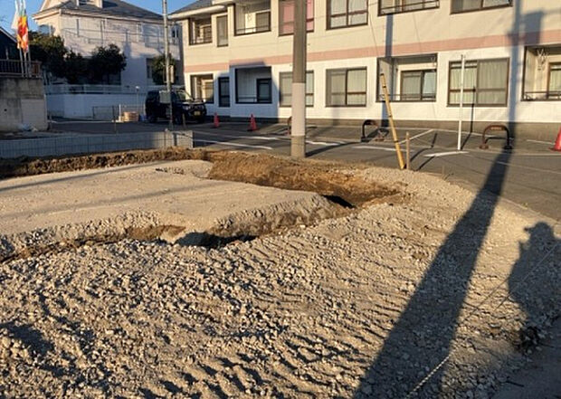 【庭_2】庭のある家に住むことのメリットとして、子どもたちの遊び場を確保できること、ガーデニングや家庭菜園を楽しめること、明るさを確保できることがあります。また、配置を工夫することでプライバシーが確保できます。