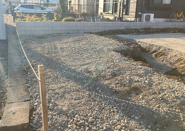 【駐車場_2】駐車場と明記されていても、最小スペースでつくられた駐車場だと大型車は駐車できなかったり、出入りしにくくなったりする可能性があります。お車のサイズと購入したい物件の駐車場のサイズを現地で確認しましょう。