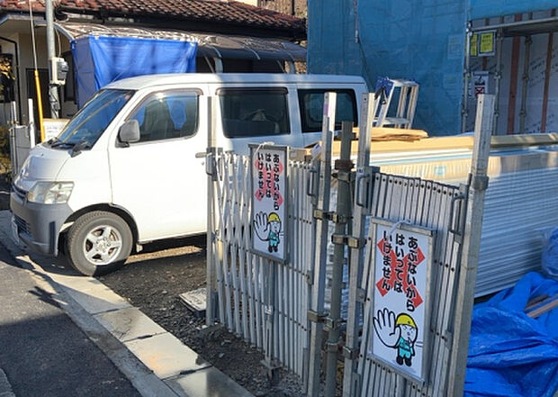 【庭_2】庭のある家に住むことのメリットとして、子どもたちの遊び場を確保できること、ガーデニングや家庭菜園を楽しめること、明るさを確保できることがあります。また、配置を工夫することでプライバシーが確保できます。