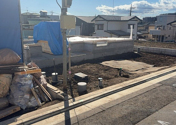 【外観_3】現地に行くなら、物件の周囲の地形がどうなっているかを見ることも大切です。周辺より低くなっている土地では、大雨などで水が集まりやすいため、地盤が弱くなっているということも考えられるため、注意が必要です。