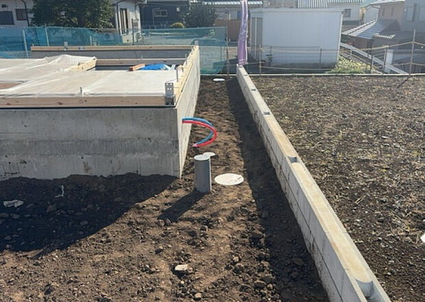 【庭_2】庭のある家に住むことのメリットとして、子どもたちの遊び場を確保できること、ガーデニングや家庭菜園を楽しめること、明るさを確保できることがあります。また、配置を工夫することでプライバシーが確保できます。