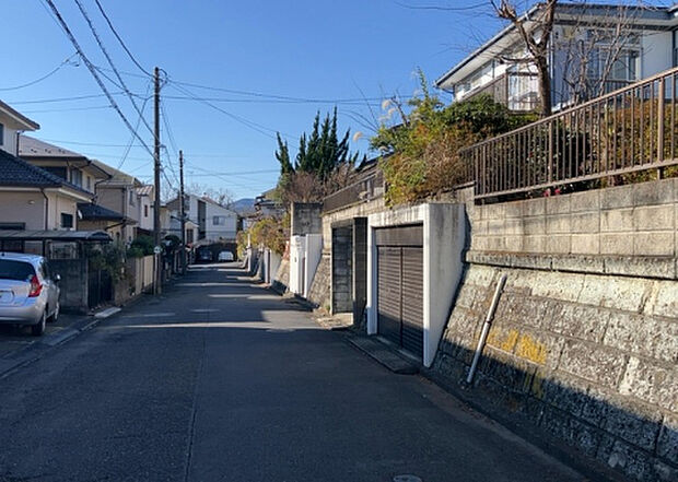 【物件からの展望_2】眺望を気にして物件を探す場合、前面に建物が建っていないか現地で確認しましょう！前面に建物があると景色はもちろん、日当たりや風通しにも影響が出てきます。住んだ時のことを想像しながら現地見学をしましょう。