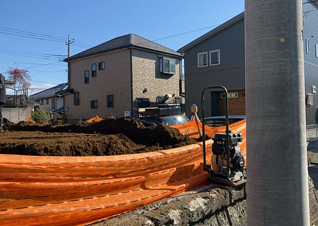 【構造・工法・仕様_2】ベタ基礎とは、柱の位置に関係なく全体に基礎がある事を指し、面積が大きい分建物の重さを全体に分散できます。また、地面からの湿気や害虫を遮断でき、木造住宅で心配されるシロアリ被害を防ぐ効果も期待できます。