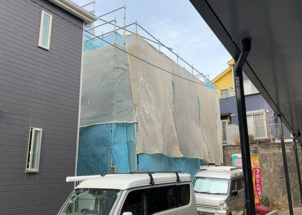 【外観_3】現地に行くなら、物件の周囲の地形がどうなっているかを見ることも大切です。周辺より低くなっている土地では、大雨などで水が集まりやすいため、地盤が弱くなっているということも考えられるため、注意が必要です。