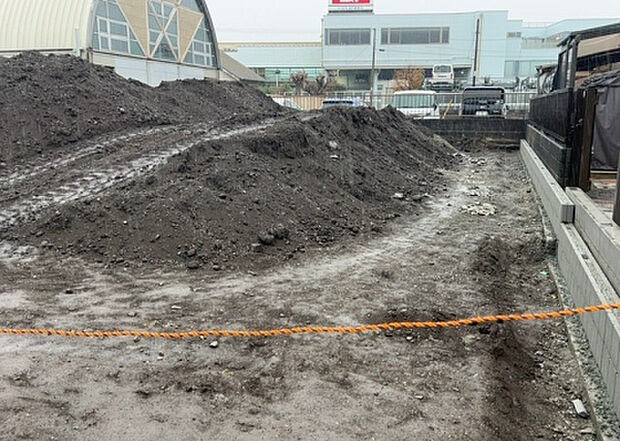 【庭_2】庭のある家に住むことのメリットとして、子どもたちの遊び場を確保できること、ガーデニングや家庭菜園を楽しめること、明るさを確保できることがあります。また、配置を工夫することでプライバシーが確保できます。