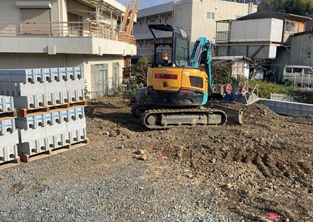 【玄関_2】玄関は、狭すぎると複数人で使いにくく、広すぎても無駄な空間になりがちです。最低2畳を目安にして、家の広さとの兼ね合いや家族の人数を考慮して決めるとよいでしょう。現地を見学して快適な玄関を選びましょう！