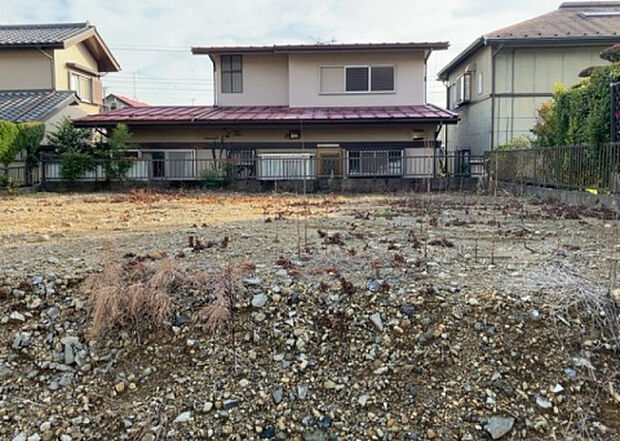 【構造・工法・仕様_2】ベタ基礎とは、柱の位置に関係なく全体に基礎がある事を指し、面積が大きい分建物の重さを全体に分散できます。また、地面からの湿気や害虫を遮断でき、木造住宅で心配されるシロアリ被害を防ぐ効果も期待できます。