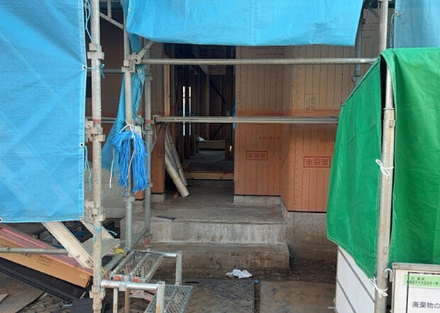 【玄関】玄関は家の顔でもあり、家族以外の目にも止まる場所です。玄関は外との間を仕切る扉、靴などをしまっておく収納スペース、靴脱ぎのたたきスペース、来客とのやり取りをするドアホンなど複数のアイテムからなります。