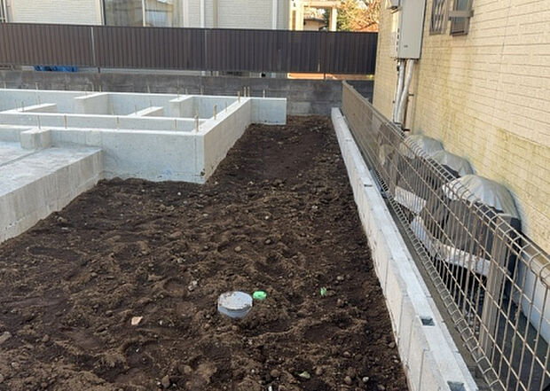 【外観_3】現地に行くなら、物件の周囲の地形がどうなっているかを見ることも大切です。周辺より低くなっている土地では、大雨などで水が集まりやすいため、地盤が弱くなっているということも考えられるため、注意が必要です。