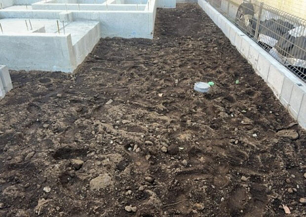 【その他設備】敷地内には、散水栓や立水栓があります。水道水を直接利用できるため、水を運ぶ手間を省くことが出来ます。大量の水を必要とする洗車作業や清掃などに役立ちます。その他設備とあわせて、現地でご確認ください。