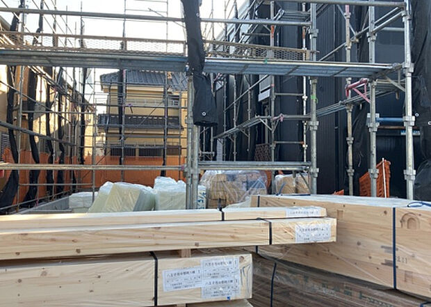 【玄関】玄関は家の顔でもあり、家族以外の目にも止まる場所です。玄関は外との間を仕切る扉、靴などをしまっておく収納スペース、靴脱ぎのたたきスペース、来客とのやり取りをするドアホンなど複数のアイテムからなります。