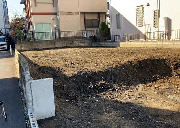 【構造・工法・仕様_2】ベタ基礎とは、柱の位置に関係なく全体に基礎がある事を指し、面積が大きい分建物の重さを全体に分散できます。また、地面からの湿気や害虫を遮断でき、木造住宅で心配されるシロアリ被害を防ぐ効果も期待できます。