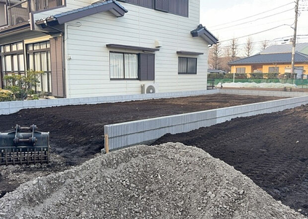 【外観_3】現地に行くなら、物件の周囲の地形がどうなっているかを見ることも大切です。周辺より低くなっている土地では、大雨などで水が集まりやすいため、地盤が弱くなっているということも考えられるため、注意が必要です。