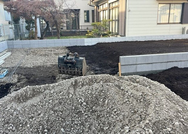 【その他設備】敷地内には、散水栓や立水栓があります。水道水を直接利用できるため、水を運ぶ手間を省くことが出来ます。大量の水を必要とする洗車作業や清掃などに役立ちます。その他設備とあわせて、現地でご確認ください。