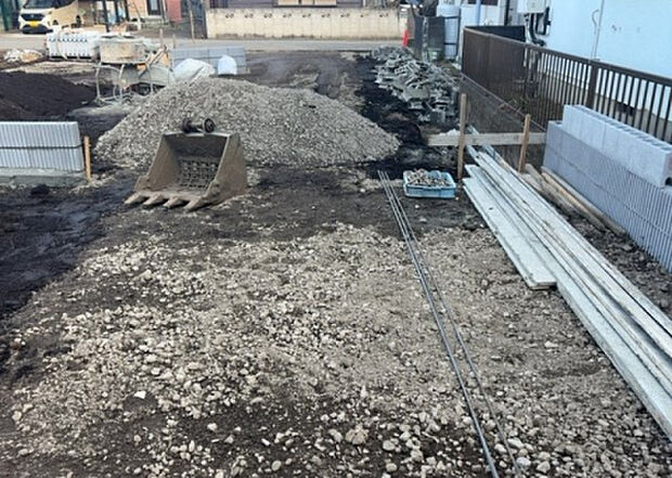 【駐車場_2】駐車場と明記されていても、最小スペースでつくられた駐車場だと大型車は駐車できなかったり、出入りしにくくなったりする可能性があります。お車のサイズと購入したい物件の駐車場のサイズを現地で確認しましょう。