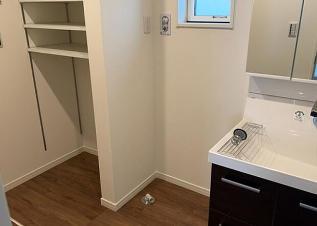 【ランドリースペース】ランドリースペースも気になります。洗濯機置場があり「洗う、干す、取り込む、アイロンがけ、たたむ」など、洗濯に関する家事をするための空間です。広さや収納など付帯設備も含めて、詳細は現地でご確認ください。