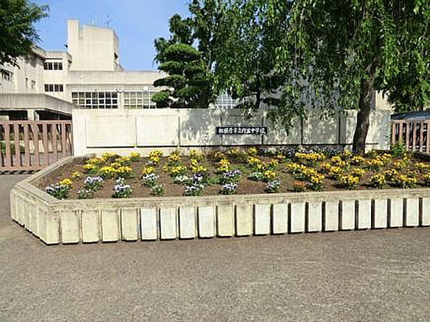 内出中学校（約1,100m）